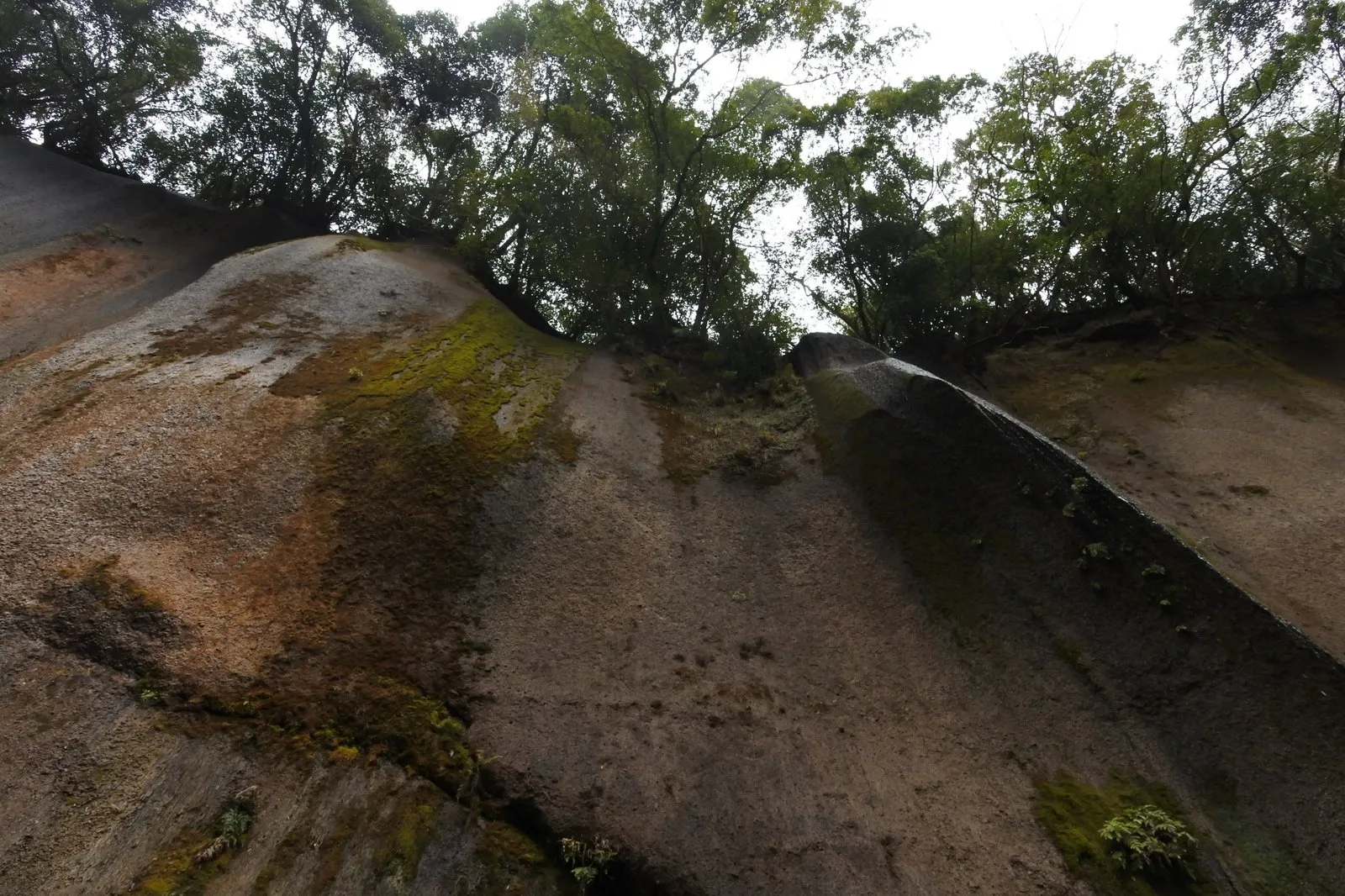 Yufugawa Gorge, huge rock walls closing in from both sides with water trickling down