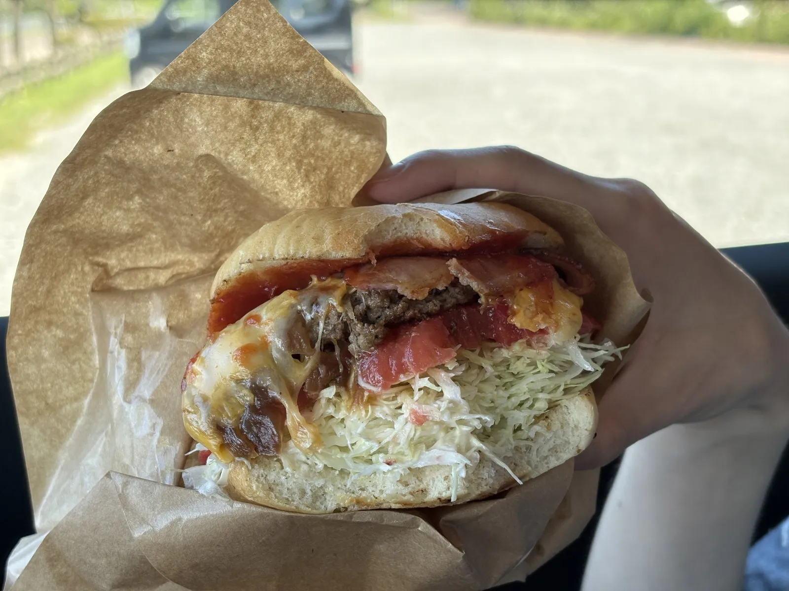 ハイドゥンの大きなハンバーガー。飴色の玉ねぎとジューシーな肉がはさまっている