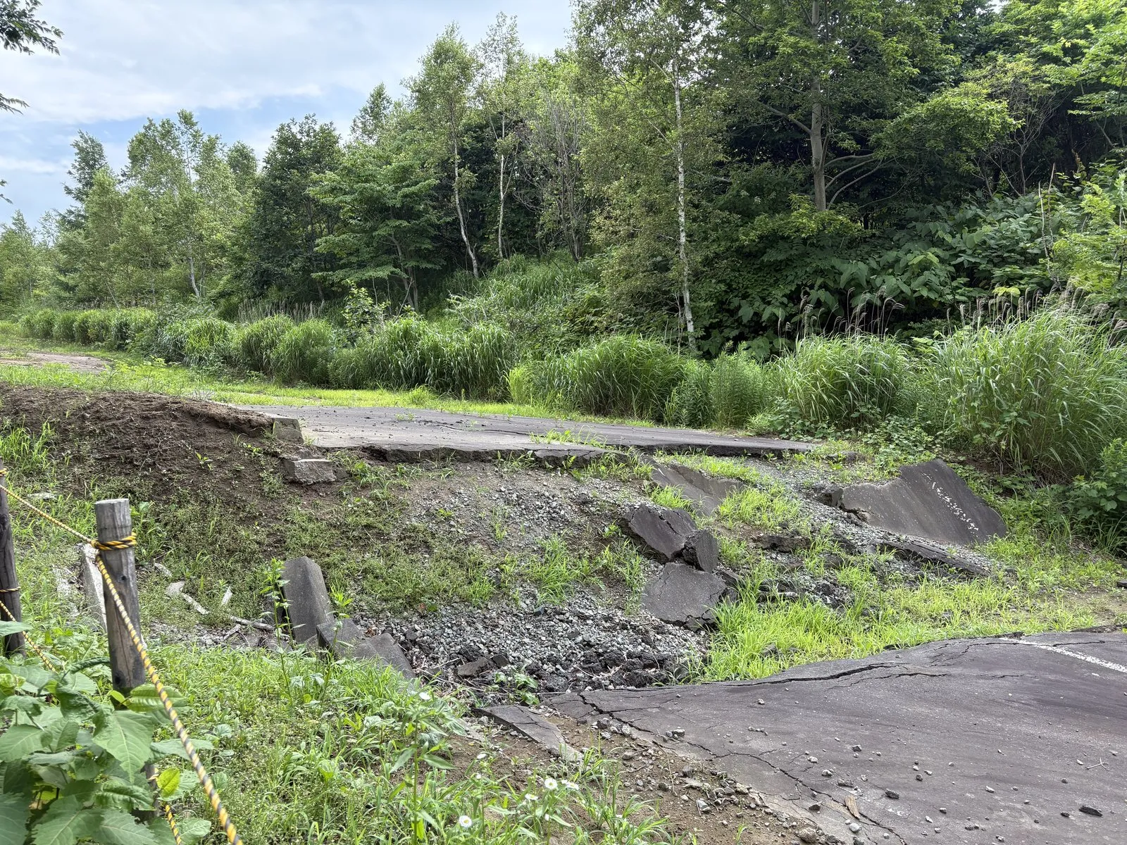 2000年の噴火で隆起し、波打って寸断された西山山麓の町道。アスファルトが大きくめくれ上がっている
