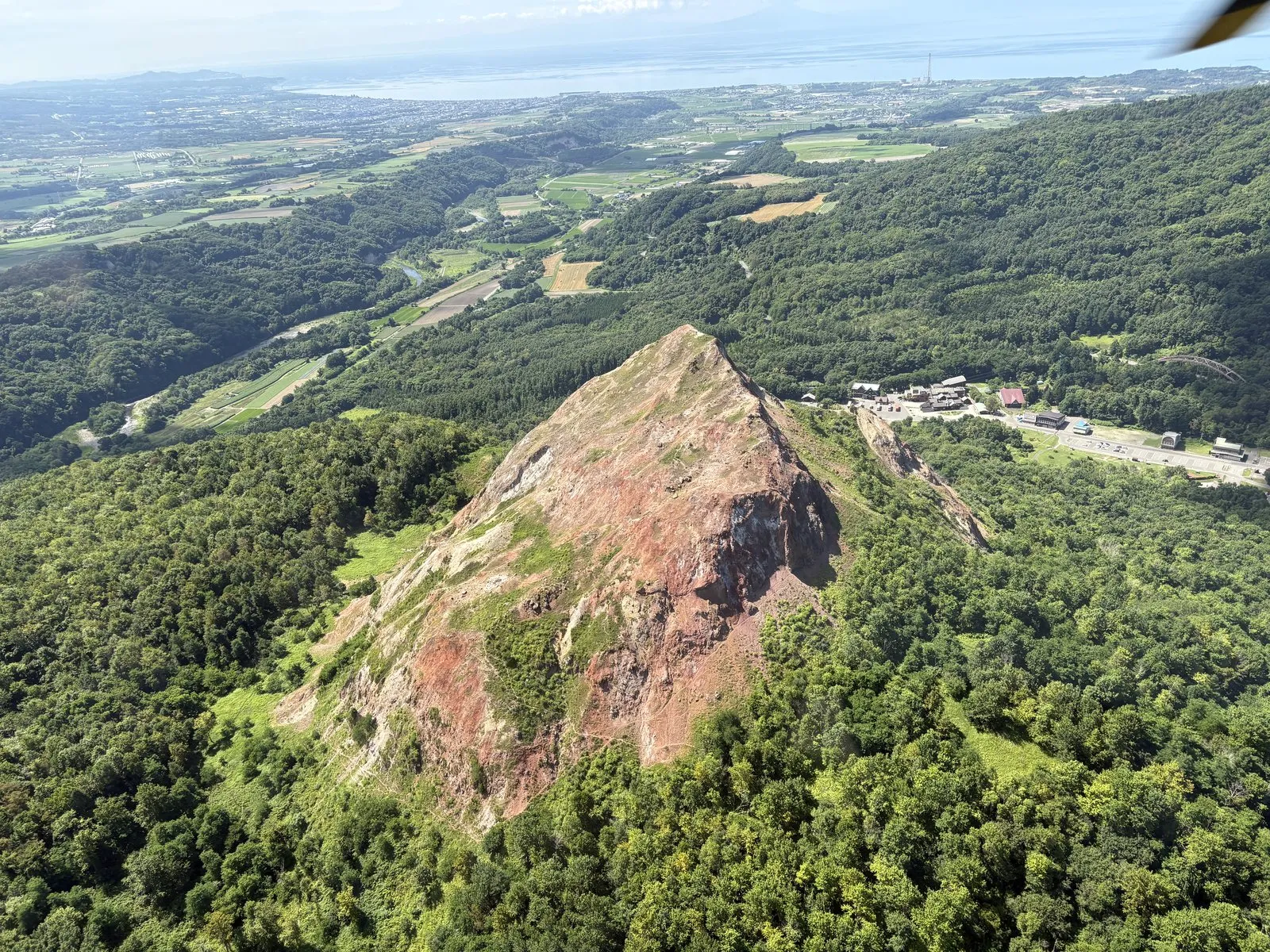 ヘリコプターから見下ろした、赤茶色にむき出した昭和新山の溶岩ドーム
