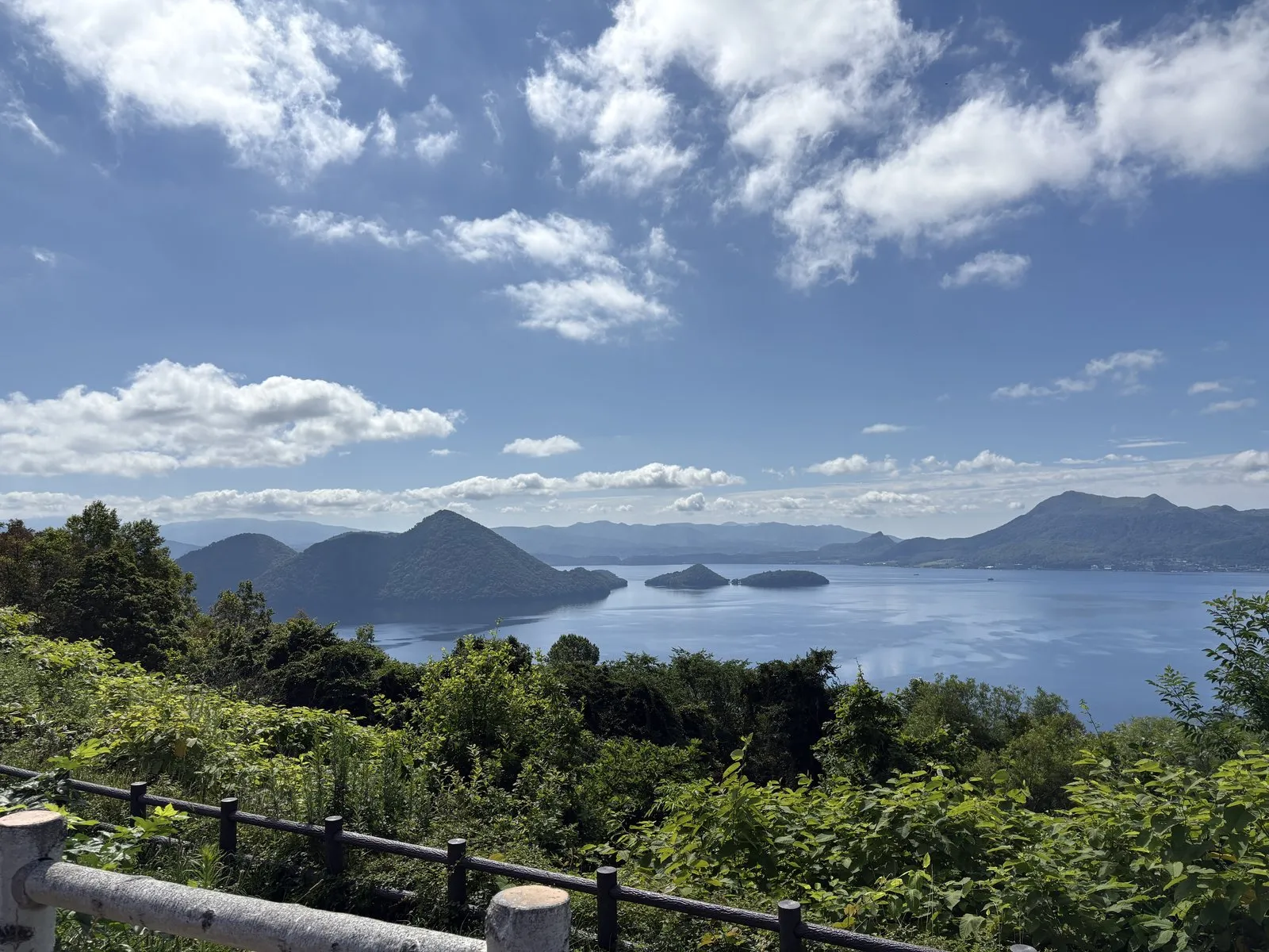 サイロ展望台から望む、青い洞爺湖と中央に浮かぶ中島