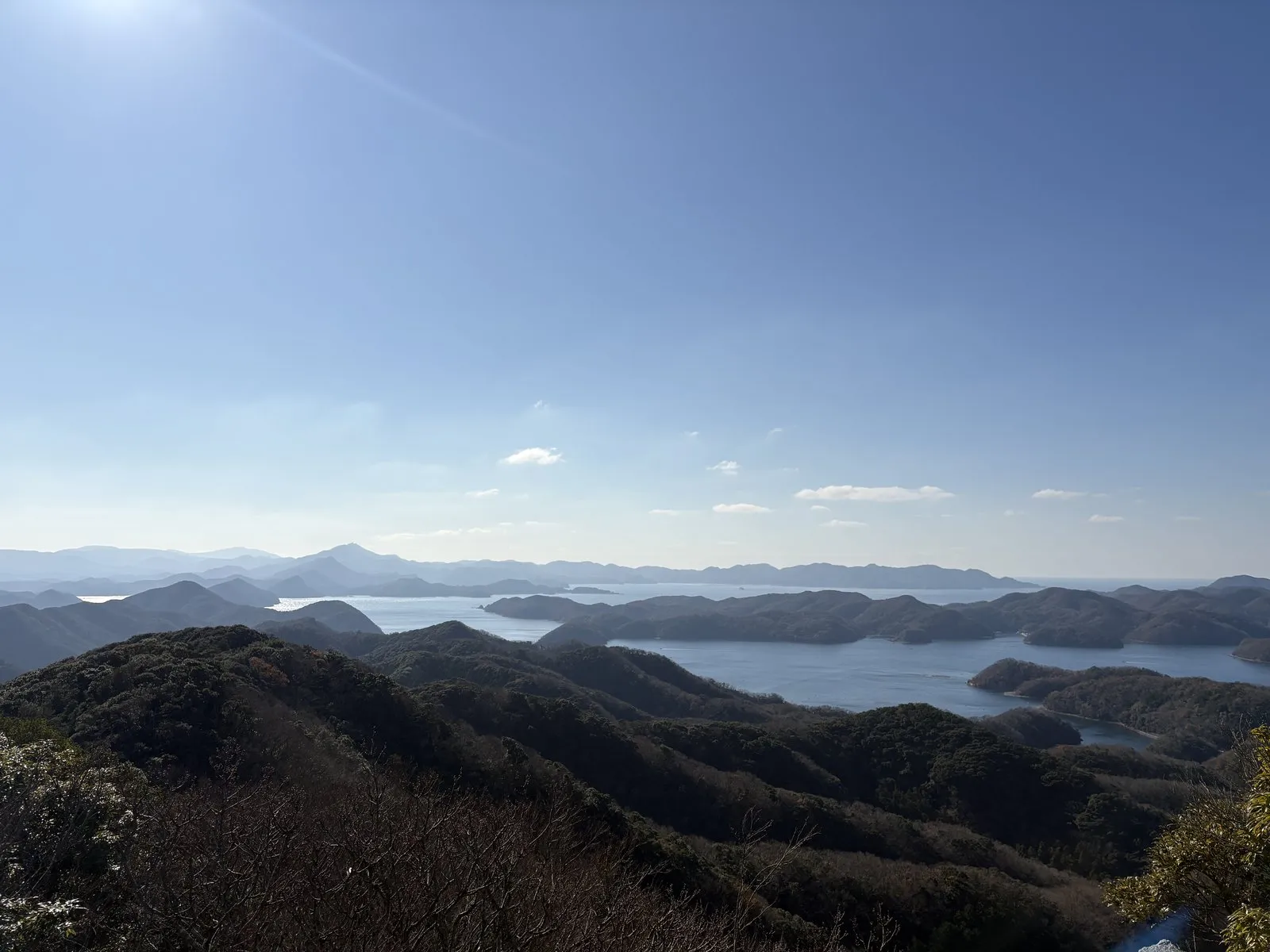 烏帽子岳展望所から見下ろした浅茅湾。無数の入り江と島影が折り重なる大パノラマと、快晴の冬空