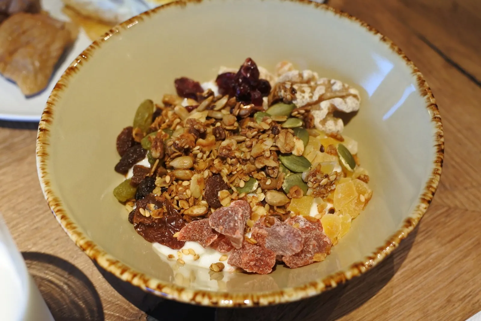 朝食。自家製グラノーラをかけた濃厚なヨーグルトのボウル