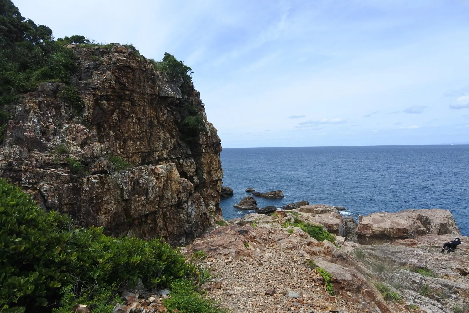 クリスタル岬。節理に沿って割れた花崗岩の岩壁と、その向こうに広がる海