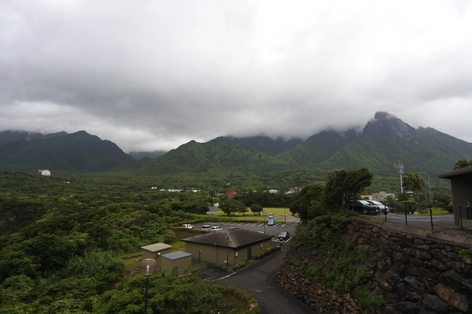 宿の周辺から見た屋久島の眺め。海と山と集落が一望できる